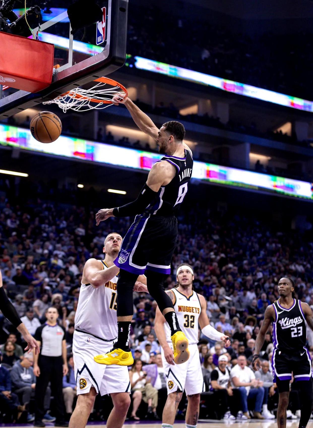 快船实力碾压掘金,成功晋级西部半决赛 快船实力碾压掘金,成功晋级西部半决赛