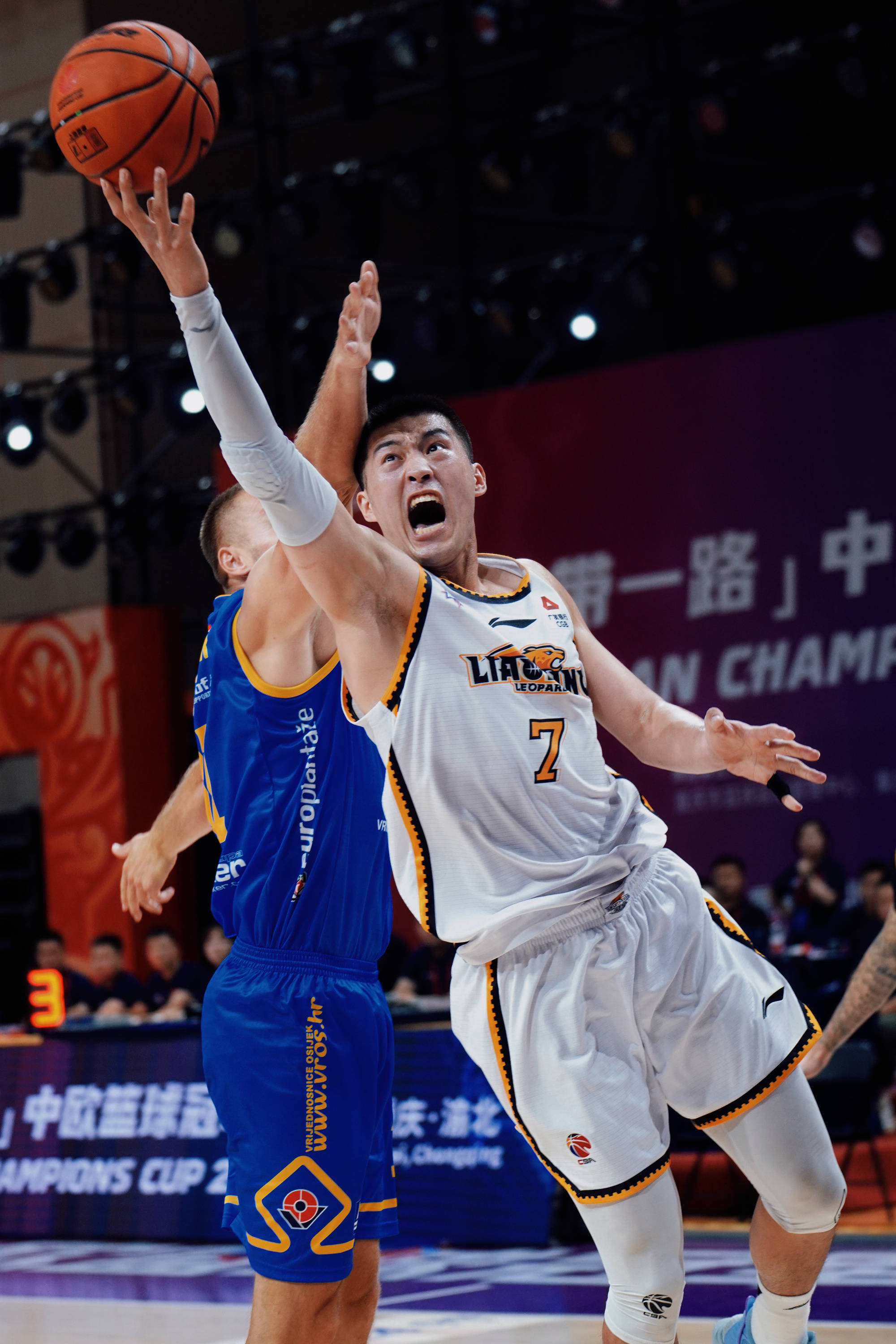 辽宁男篮大胜，队员表现抢眼