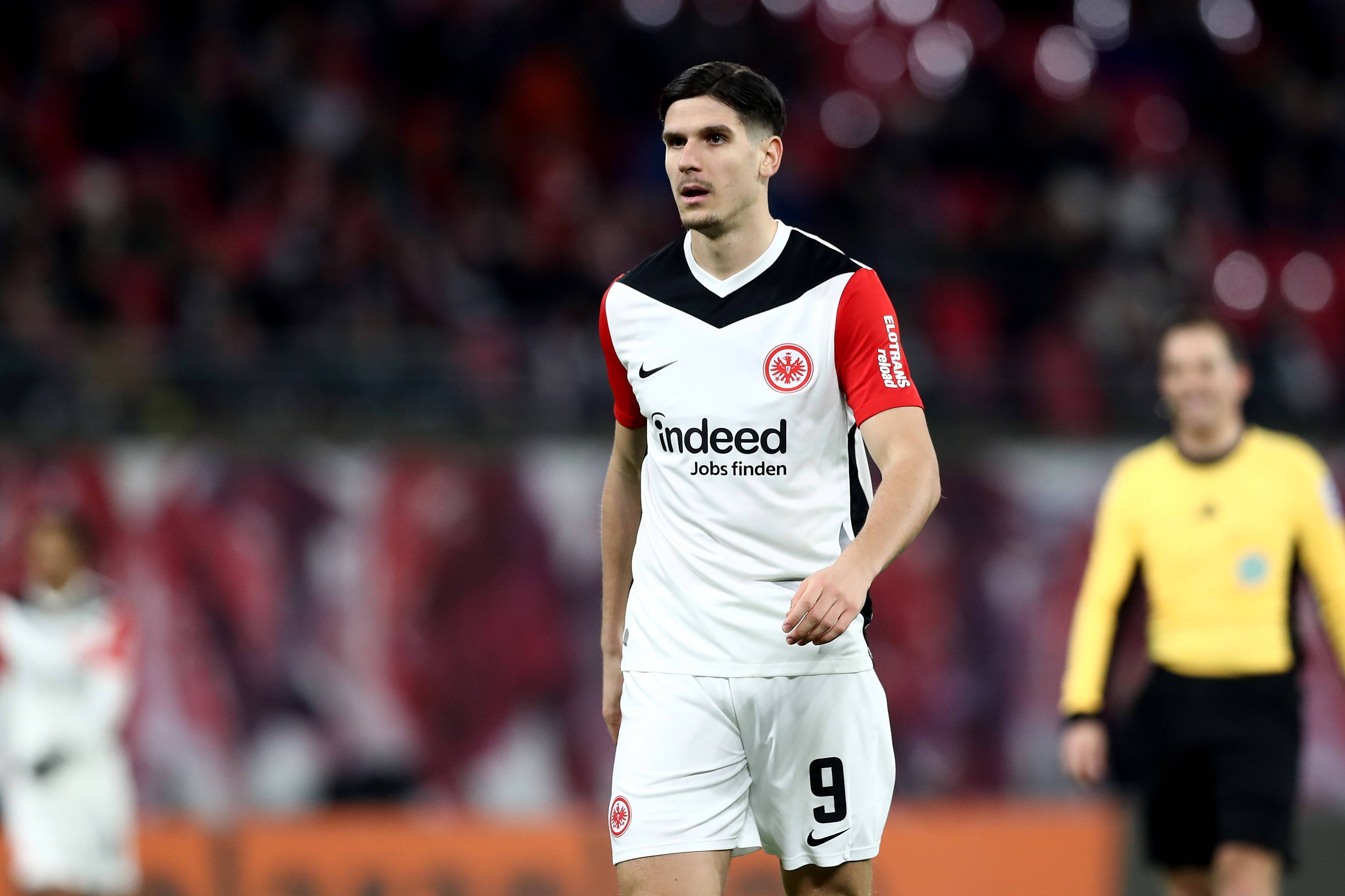 包含弗赖堡球员进球，助球队继续保持不败的词条