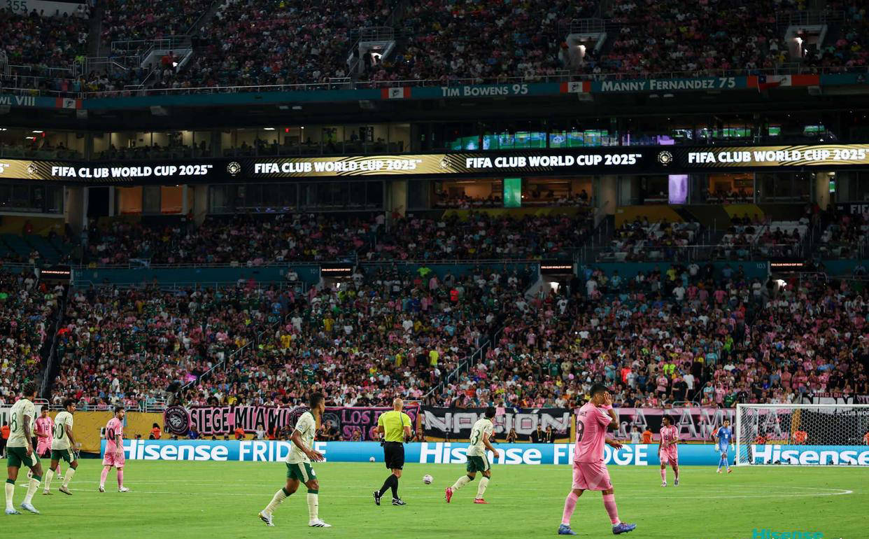 热门球队惊险赢得比赛，晋级下一轮