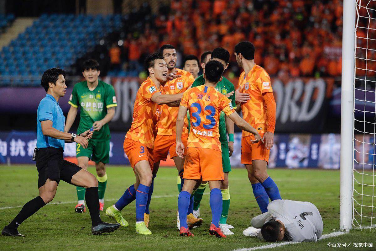 球迷为比赛中球队激烈争斗而感动 球迷为比赛中球队激烈争斗而感动