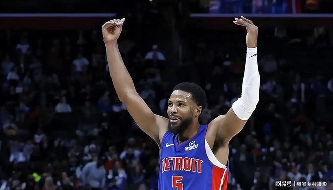 雄鹿轻取爵士，戈贝尔失利