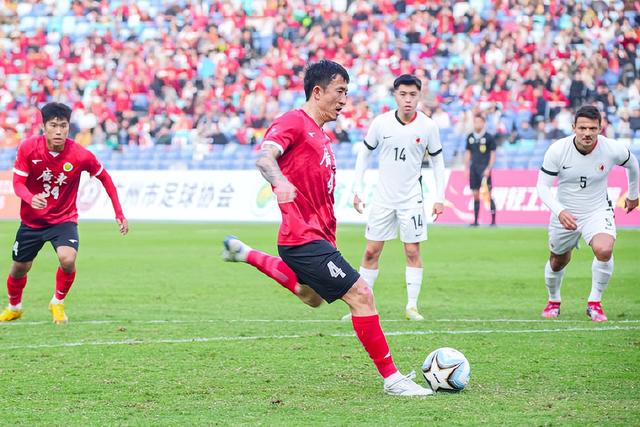 B体育体育网站入口-国内足球赛季热度高涨，球员备战决胜之战